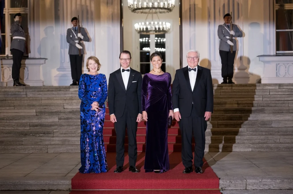 Bundespräsident Frank-Walter Steinmeier und Elke Büdenbender begrüßen Prinz Daniel und Kronprinzessin Victoria von Schweden auf Schloss Bellevue. © picture alliance/dpa | Sebastian Gollnow