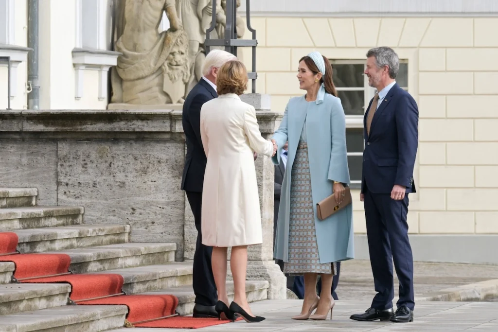 Frank-Walter Steinmeier und Elke Büdenbender begrüßen das dänische Königspaar vor Schloss Bellevue. © IMAGO / Fotostand