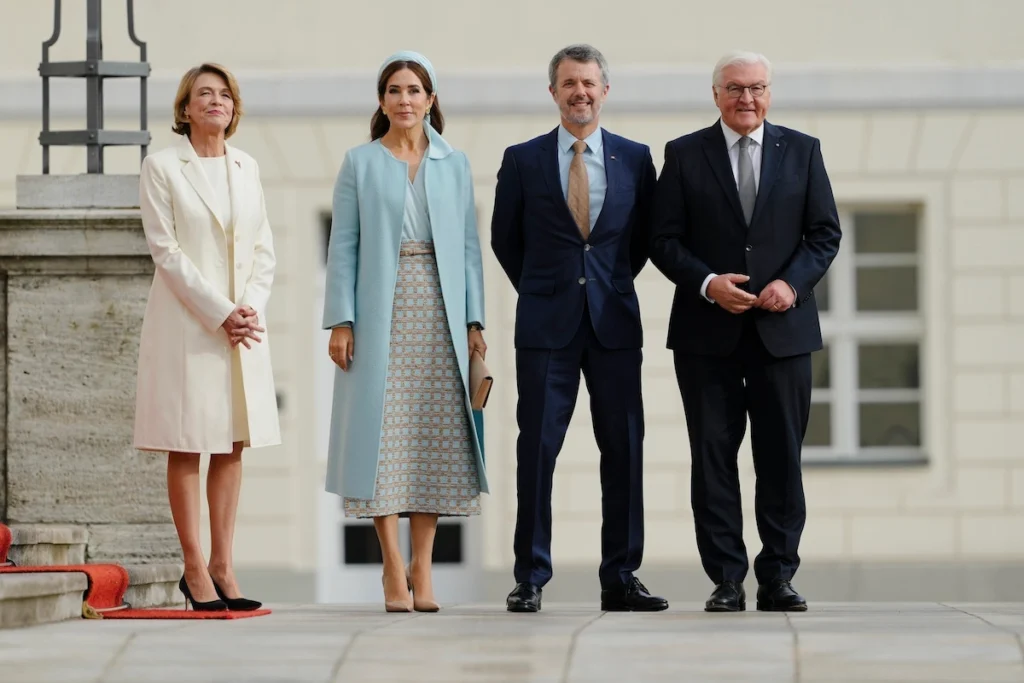 Beim Empfang auf Schloss Bellevue am Montagvormittag entschied sich Königin Mary für einen Look in hellblau. © picture alliance / ASSOCIATED PRESS | Markus Schreiber