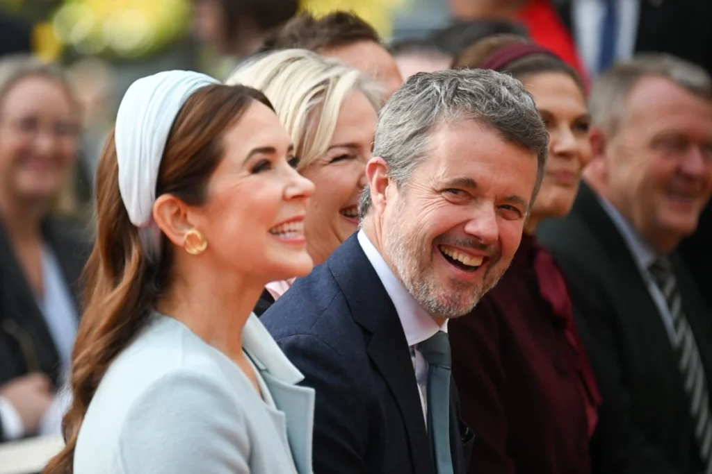 Königin Mary und König Frederik amüsieren sich bei dem Festakt der nordischen Botschaft.