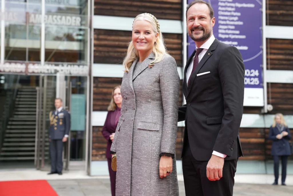 Kronprinzessin Mette-Marit und Kronprinz Haakon schenken den Fotografen trotz turbulenter Wochen ein Lächeln.