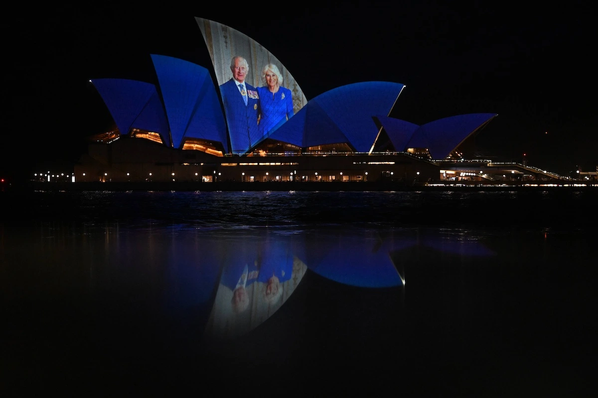 Das Opernhaus von Sydney wird mit Bildern von Charles und Camilla beleuchtet