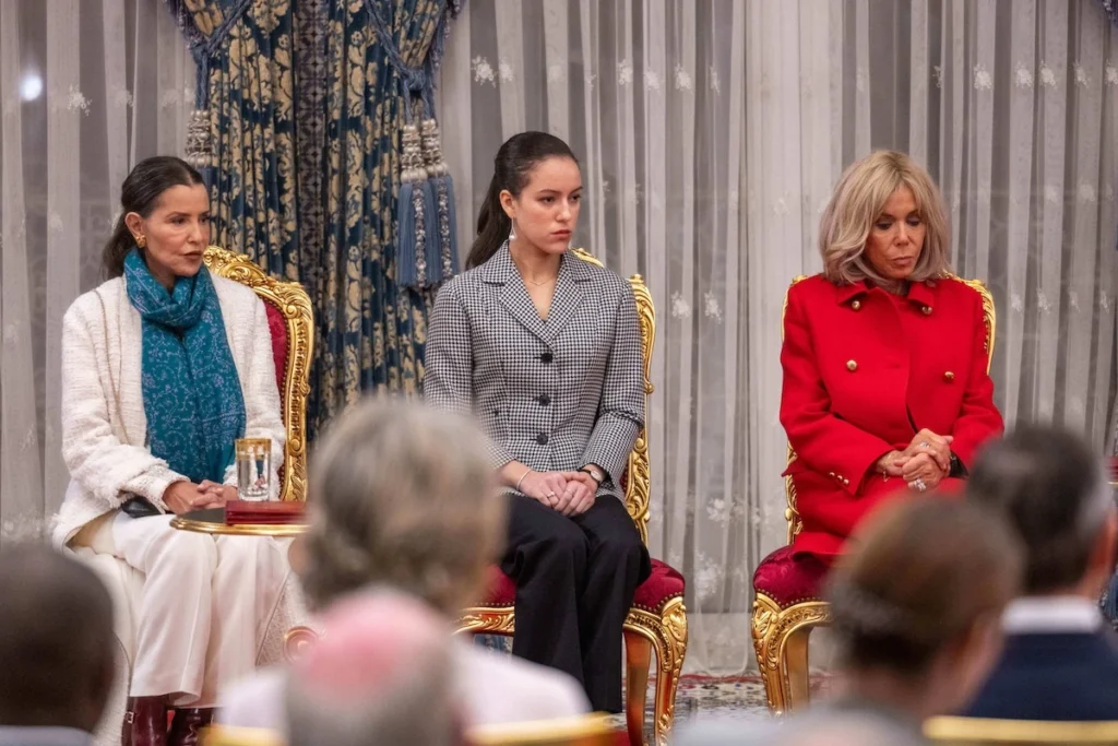 Prinzessin Lalla Meryem, Prinzessin Lalla Khadija und Frankreichs First Lady Brigitte Macron. © IMAGO / 