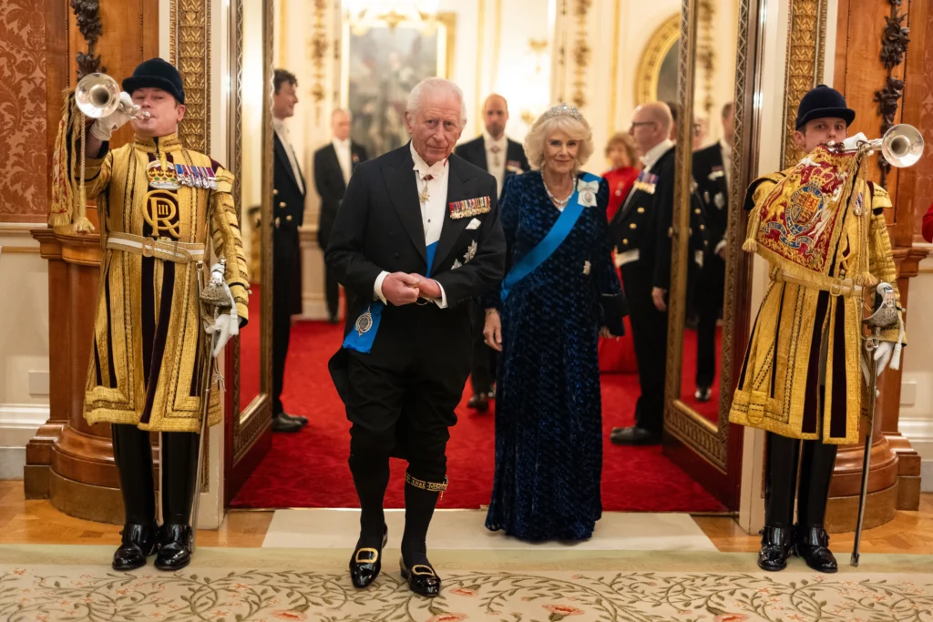 König Charles und Königin Camilla beim Empfang für den diplomatischen Corps