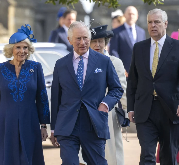 König Charles wird Prinz Andrew nicht los. Er kann in der Royal Lodge bleiben.