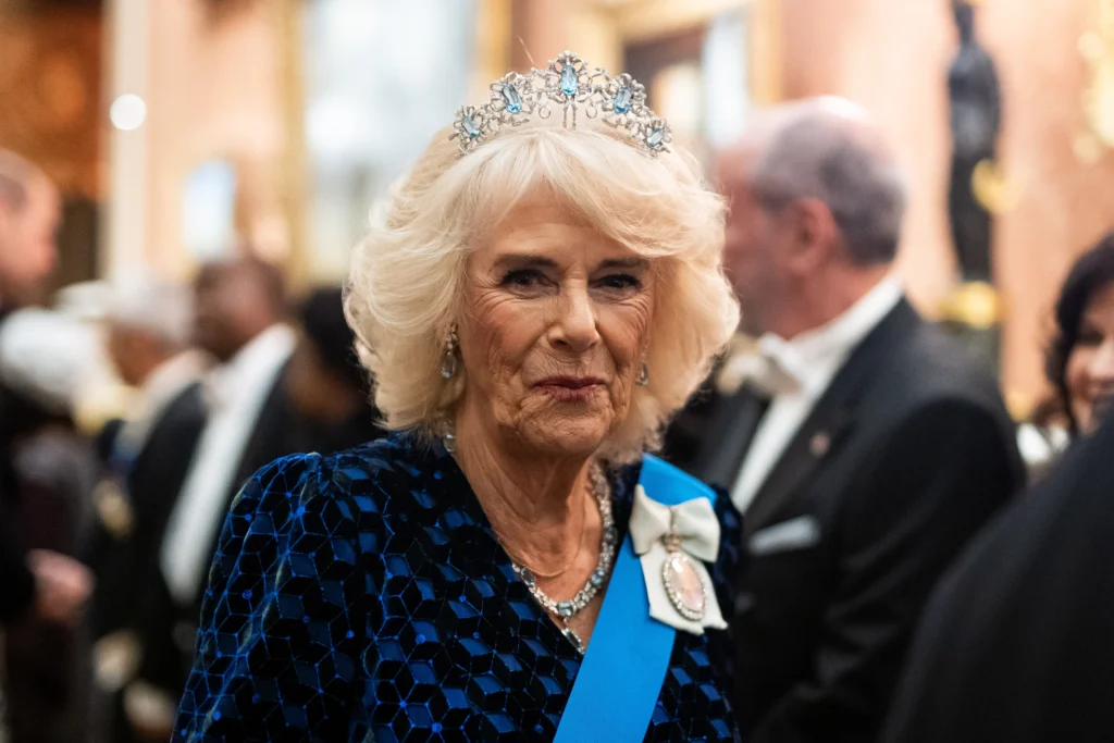 Königin Camilla trägt die Five-Aquamarine-Tiara