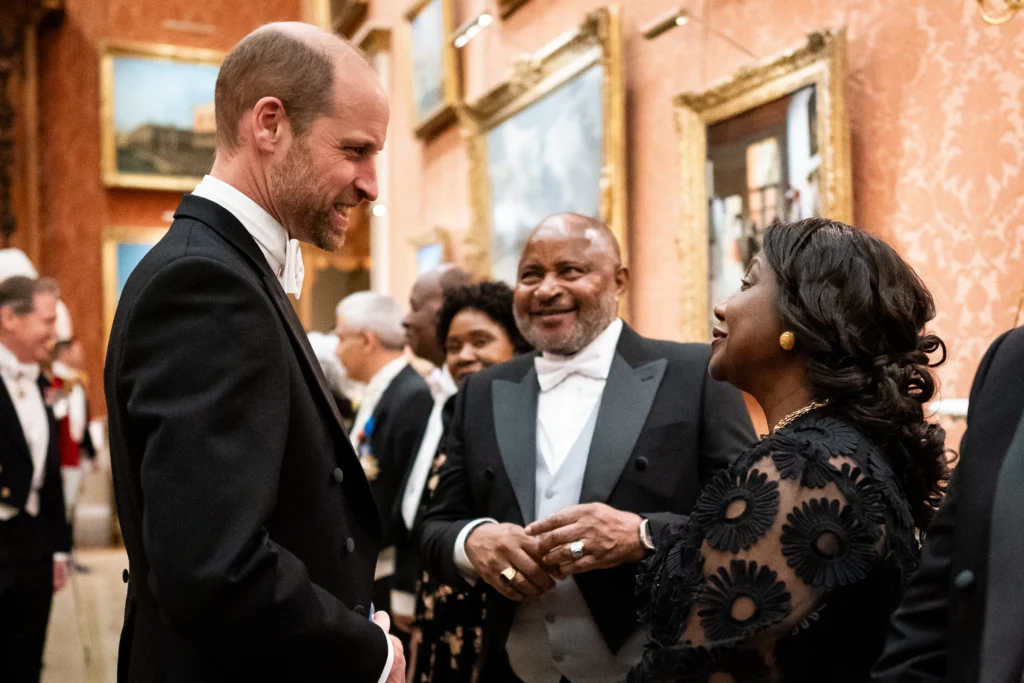 Prinz William unterhält sich mit Gästen beim Empfang im Buckingham Palast.