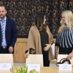 Prinzessin Sofia zeigt ihren Babybauch