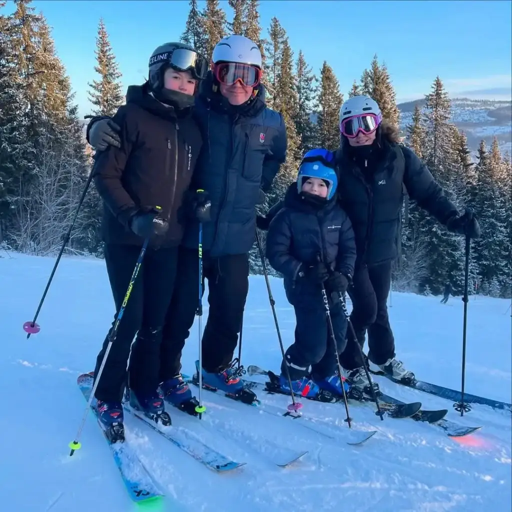 Kronprinzessin Victoria von Schweden, Prinz Daniel, Prinzessin Estelle und Prinz Oscar beim Skifahren