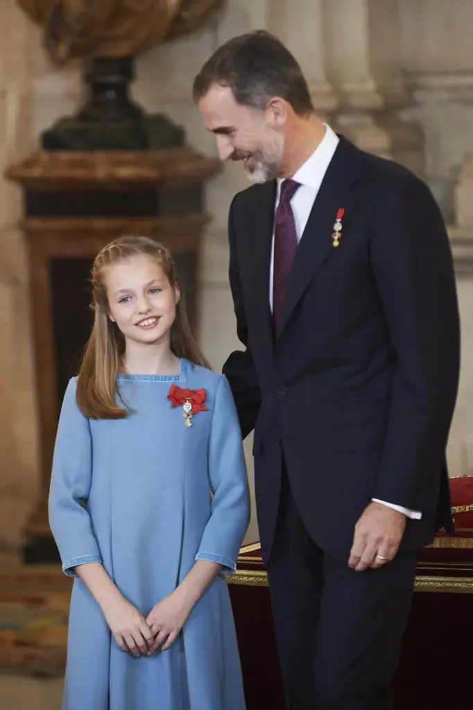 „"Ich habe den Tag meines 50. Geburtstags dafür ausgewählt, um Prinzession Leonor offiziell den Orden vom Goldenen Vlies zu verleihen, den ich ihr am 31. Oktober 2015, als sie zehn Jahre alt wurde, zugedacht habe. Auf diese Weise, liebe Leonor, will ich einen ganz besonderen Tag mit Dir verbringen, um mit größter Feierlichkeit und Symbolik unser persönliches und institutionelles Engagement für Spanien zu unterstreichen“, sprach König Felipe bei der Verleihung. © picture alliance / PPE | PPE