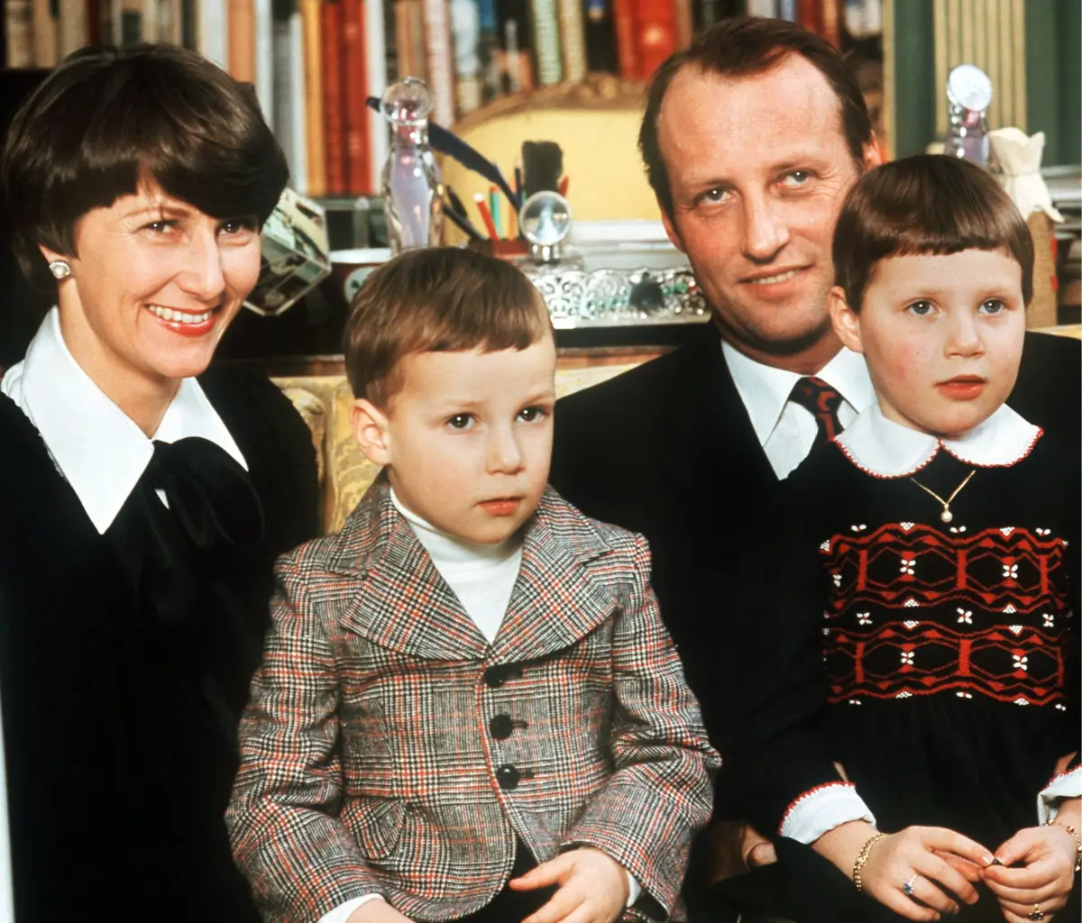 Königin Sonja und König Harald mit ihren beiden Kindern Haakon und Märtha Louise im Jahr 1976.