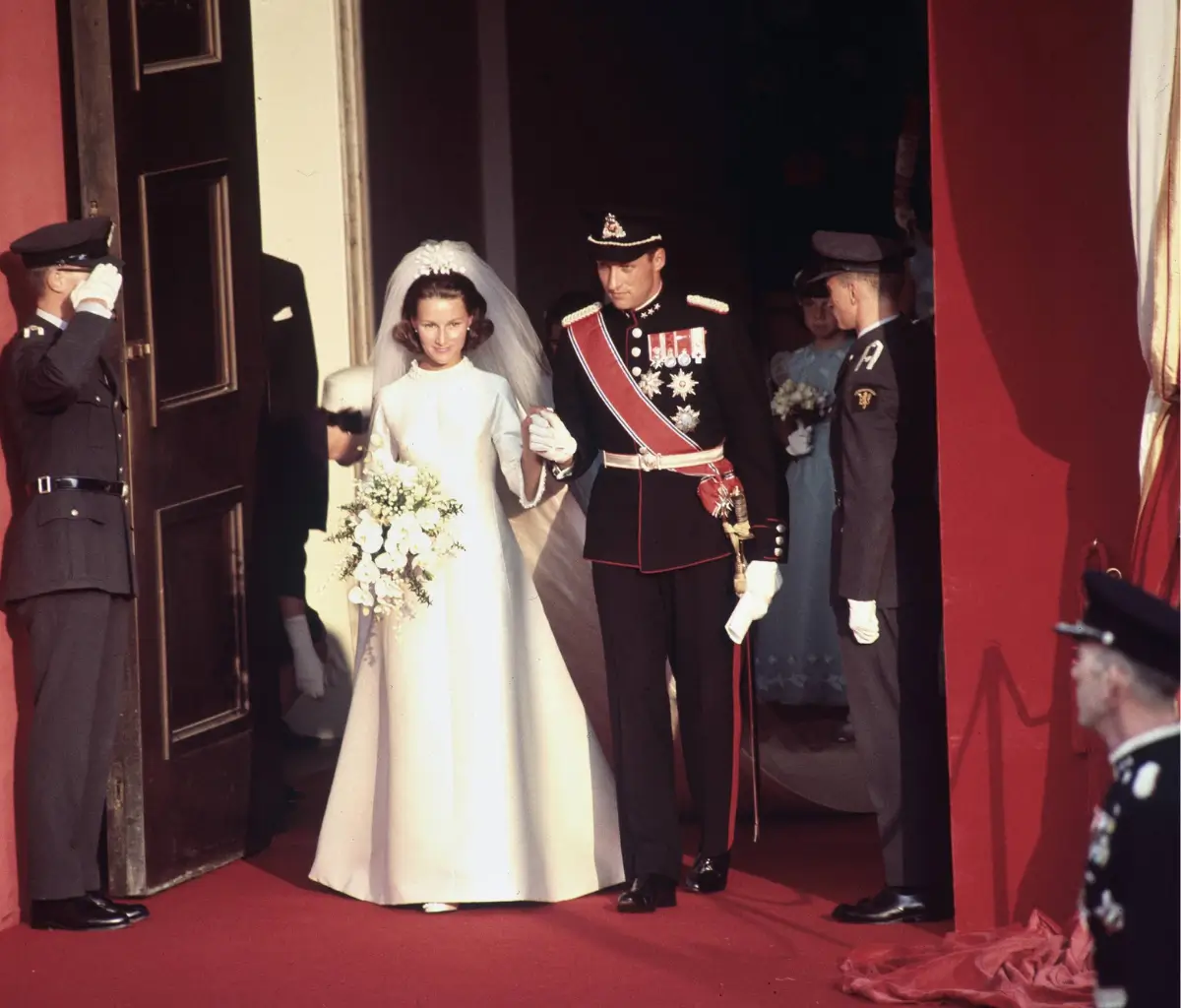 Sonja trug bei ihrer Hochzeit ein hochgeschlossenes Brautkleid des Osloer Modehauses Molstad. © IMAGO / TT