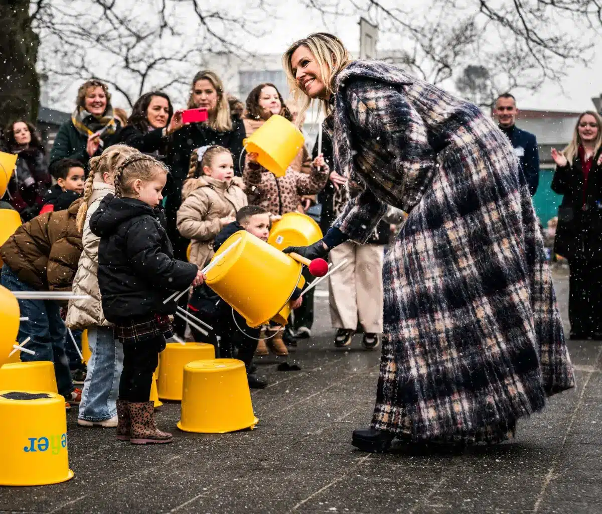 Königin Maxima im bodenlangen Mantel