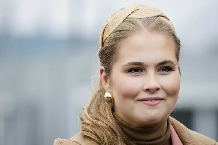 Prinzessin Amalia im Februar 2025 bei der Taufe eines Taufe eines neuen Marineschiffs