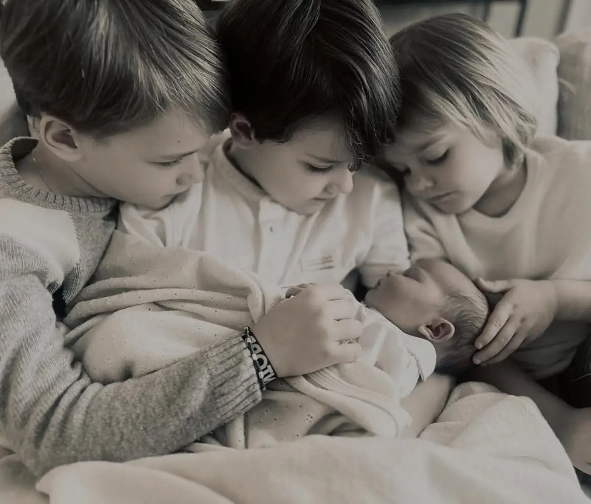 Prinz Gabriel, Prinz Alexander und Prinz Julian von Schweden mit Prinzessin Ines.