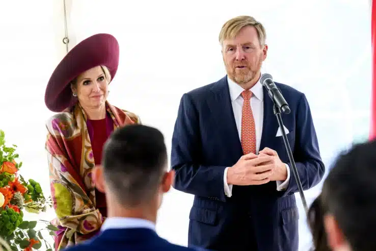 König Willem-Alexander beantwortet den Fragen der Presse und spricht auch über Prinzessin Amalia.