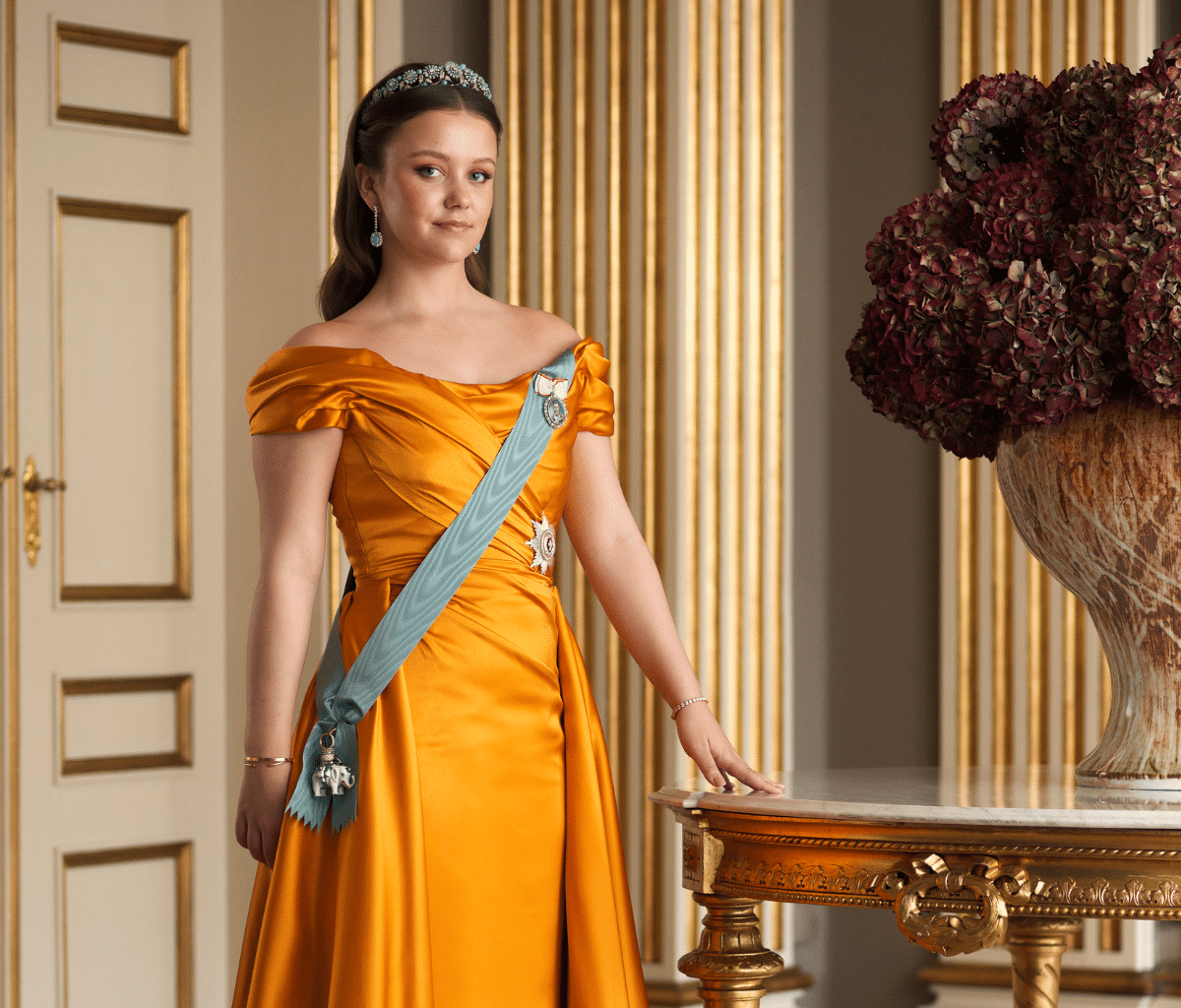 Anlässlich des 18. Geburtstags Ihrer Königlichen Hoheit Prinzessin Isabella am 21. April 2025 werden erstmals offizielle Galaporträts der Prinzessin veröffentlicht. Ihre Königliche Hoheit wird im Großen Saal des Palastes Frederiks VIII. in Amalienborg fotografiert.