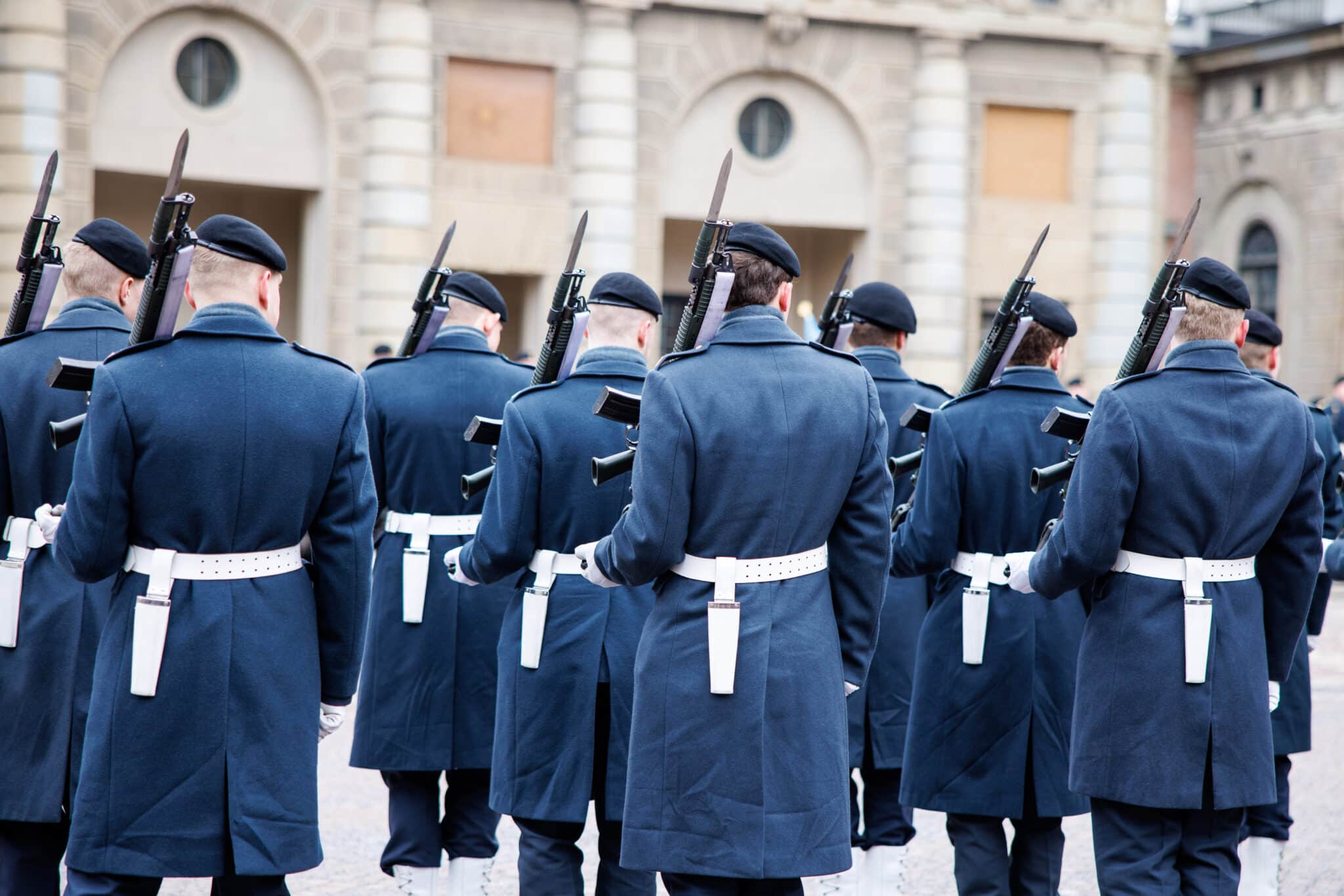 Die Soldaten der Leibgarde tragen Gewehre mit Bakonett. © picture alliance/dpa | Matthias Balk