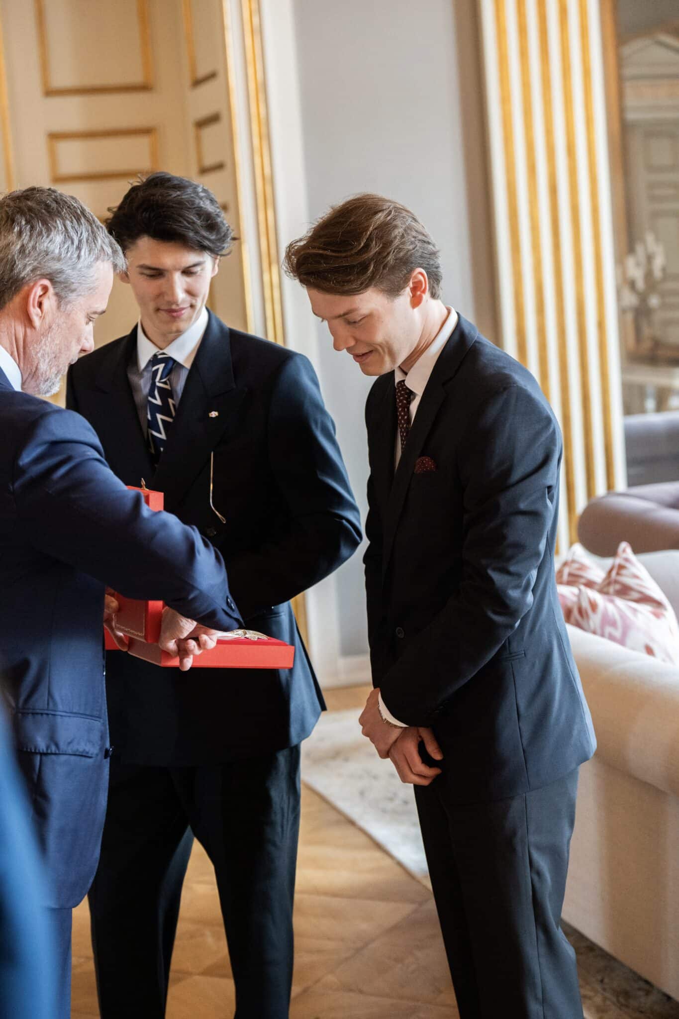 nlässlich seines 57. Geburtstags hat der Monarch seinen Neffen Graf Nikolai und Graf Felix das Großkreuz des Dannebrog-Ordens verliehen