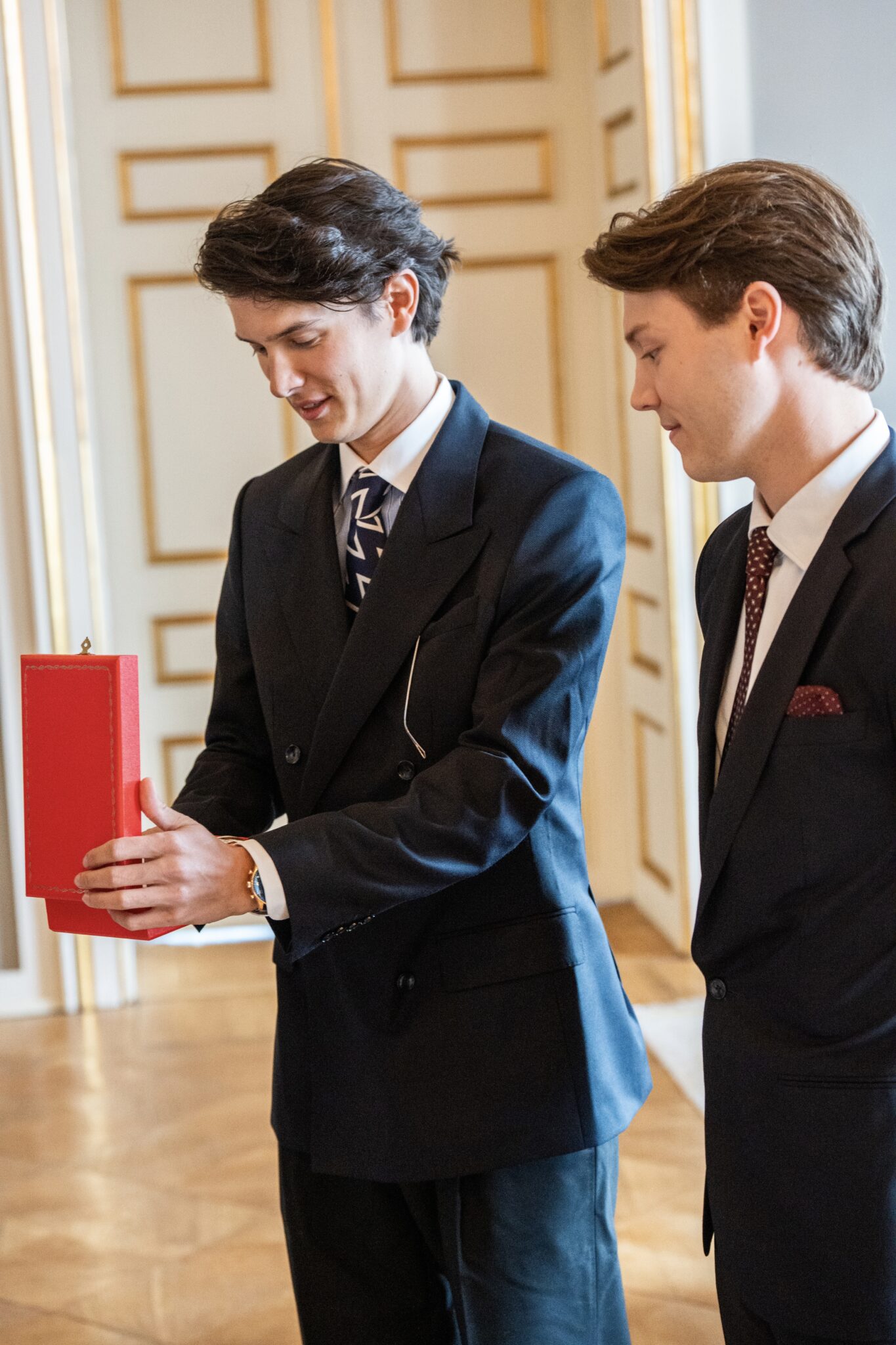 Graf Nikolai freut sich über seinen ORden