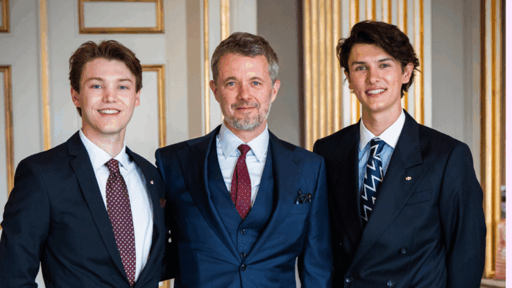 König Frederik überreicht ORden an Felix und Nikolai